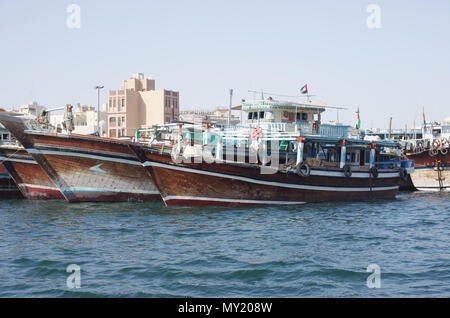 Dubai, Vereinigte Arabische Emirate - März 24., 2018. Die Rückseite der Hauptstadt Seehafen. Eine kleine private no name Kaufmann Schiffe und Boote leert Taschen Stockfoto