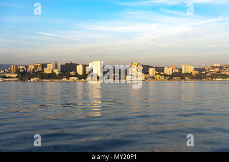 Sotschi, Russia-October 8, 2016: Aussicht auf die Skyline der Stadt mit modernen Gebäuden. Stockfoto