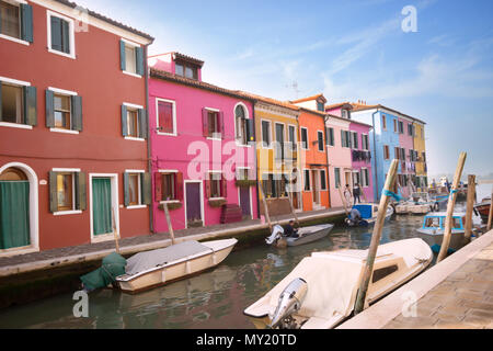 Malerischer Blick auf bunte Häuser in Insel Burano Venedig Italien, bunte Häuser und Boote in Burano Italien Detail. Stockfoto