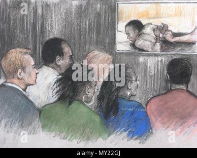 Mitglieder der Öffentlichkeit video Beweise vor Gericht als ein riesiger schwarzer Bildschirm blockiert ihre Sicht auf den Ratschlag, Jury, Zeugen und der untersuchungsrichter am Rashan Charles Untersuchung, die an der St Pancras Coroner's Court, London. Stockfoto