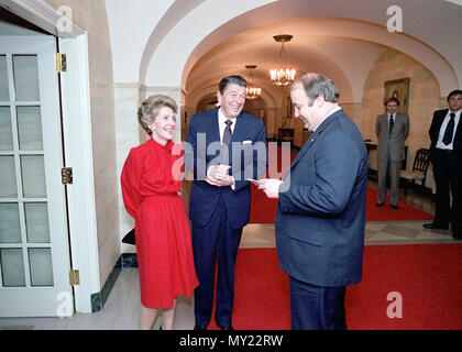 2/18/1981 Präsident Reagan Nancy Reagan im Gespräch mit James Brady in der Halle Stockfoto