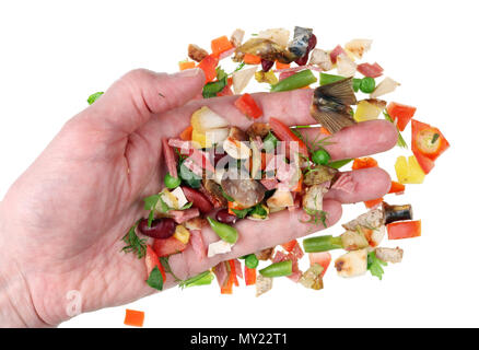 Kochen Sie Ihre Hand Sortierung miniatur Stücke von Speiseresten nicht wegzuwerfen, die Guten. Auf weissem Studio makro Konzept isoliert Stockfoto