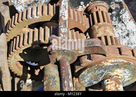 Verrostete Zahnräder und Stücke von Eisen aus Vintage Mechanik. Sonnigen Tag im Freien geschossen. Weiche Kunst konzentrieren Stockfoto