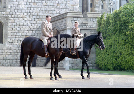 6/8/1982 Präsident Reagan und Queen Elizabeth II Reiten im Schloss Windsor in England Stockfoto