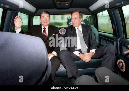 1/20/1989 Präsident Reagan und George Bush über Limousine der United States Capitol Reisen Stockfoto