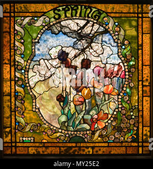 . Englisch: Eine von vier Bleiglasfenster mit Panels mit einem saisonalen Thema gestaltet von Louis Comfort Tiffany. Dieses Panel wurde am Display bei Tiffany's Long Island Immobilien Laurelton Hall, und ist jetzt in der ständigen Sammlung des Charles Hosmer Morse Museum für amerikanische Kunst vom 7. Juni 2013, 11:35:07. Raymond Martinot 498 Federblech aus den vier Jahreszeiten bleiglasfenstern Fenster von Louis Comfort Tiffany Stockfoto