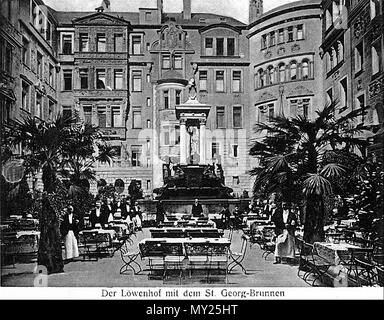 . Deutsch: Das St.-George-Fountain im Innenhof des "Bayernhof'-Gebäude in der Nähe des "Potsdamer Platz" in Berlin. Foto von ca. 1909. Das Gebäude wurde im Zweiten Weltkrieg beschädigt und 1973 abgerissen. Seit 1980 ist der Brunnen auf einem öffentlichen Platz aufgestellt (seit 1995 "Hindemith-Platz") in Berlin-Charlottenburg. English: Der St.-Georg-Brunnen im Hof des' Bayernhof'-Gebäudes am Potsdamer Platz in Berlin. Foto um 1909. Das Gebäude wurde 1973 abgerissen. Der Brunnen steht seit 1980 auf einem öffentlichen Platz (seit 1995 "Hindemith-Platz") in Berlin-Charlottenburg. ca. 1909. Anonym 499 St Geo Stockfoto