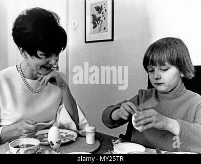 Ingrid Andree mit ihrer Tochter Susanne Lothar, Deutschland 1967. Deutsche Schauspielerin Ingrid Andree mit ihrer Tochter Susanne Lothar, Deutschland 1967. Stockfoto