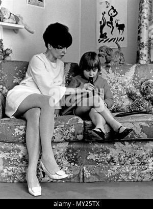 Ingrid Andree mit ihrer Tochter Susanne Lothar, Deutschland 1967. Deutsche Schauspielerin Ingrid Andree mit ihrer Tochter Susanne Lothar, Deutschland 1967. Stockfoto