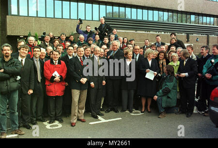 Medienvertreter, die das Karfreitagsabkommen abgedeckt sammeln mit der ehemaligen britischen Staatssekretär der späten Mo Mowlam bei Block B Gebäude, Stormont Castle, Belfast, Nordirland. Dieses Foto wurde von Paul McErlane Fotografie genommen, obwohl Paulus dargestellt in der Oberseite der Group Holding eine der ersten Digitalkameras, die ihm auf Darlehen von der AP gesendet wird. Stockfoto