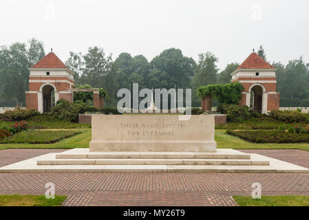 Holten, Niederlande - Juni 01, 2018: Eingang zum Friedhof der Gefallenen kanadische Soldaten während des Zweiten Weltkriegs auf der kanadischen Krieg Friedhof in Holland Stockfoto