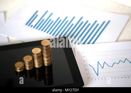 Schritt der Münzen stapeln auf Tablet Computer und finanziellen Graph, Unternehmensplanung Vision und Finanzen Analyse Konzept Idee. Stockfoto