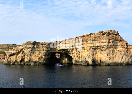 Höhlen an der Küste der Insel Comino, Malta Stockfoto