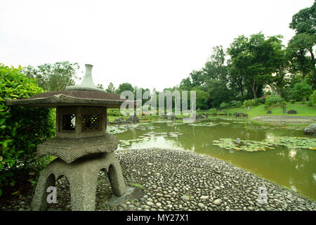 Stein Laterne an Japanischen Garten, Singapur Stockfoto