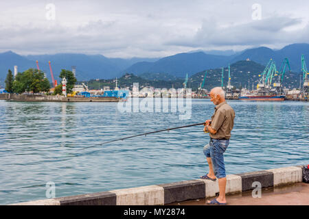 Batumi, Georgien - 25. August 2017: Leute angeln von der Seebrücke im Zentrum von Batumi. Stockfoto