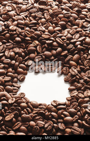Haufen von Kaffeebohnen mit einem weißen leeren Text kopieren Platz in der Mitte. Stockfoto