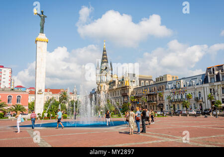 Batumi, Georgien - 29. August 2017: Leute genießen das Wasser Brunnen am Europa Park, Batumi an einem heißen Sommertag Stockfoto