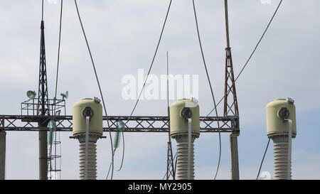 Luftaufnahme des Kraftwerks, Transformation Station, Kabel und Drähte. Elektrische Transformatoren in der Hochspannung Umspannwerk. Hohe Spannung der elektrischen Unterstation. Stockfoto
