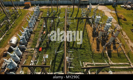 Luftaufnahme des Kraftwerks, Transformation Station, Kabel und Drähte. Hohe Spannung der elektrischen Unterstation. Elektrische Transformatoren in der Hochspannung Umspannwerk, Stockfoto