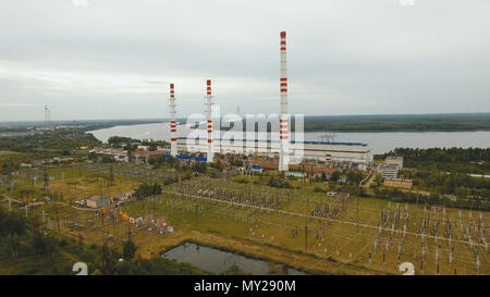 Luftaufnahme Wasserkraftwerk, Transformation Station, Kabel und Drähte. Hohe Spannung der elektrischen Unterstation. Elektrische Transformatoren in der Hochspannung Umspannwerk. Stockfoto