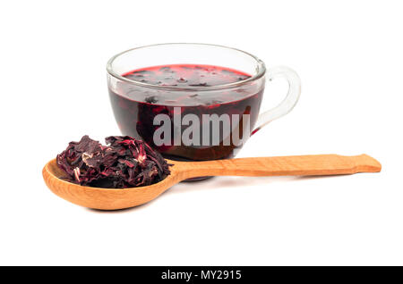 Hibiskus Tee in die Tasse mit Löffel aus Holz auf weißem Hintergrund Stockfoto