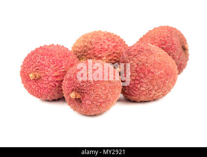 Mehrere Früchte des Litchi in der Schale auf weißem Hintergrund Stockfoto