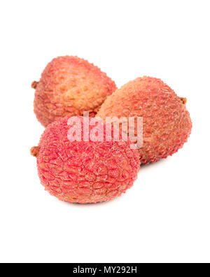 Drei reife lychee Obst in der Schale auf weißem Hintergrund Stockfoto