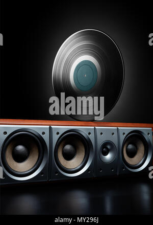 Vintage Record (LP) über einen Lautsprecher ins Rollen. Konzept der Musik, Party, Club und Audiophile. Stockfoto