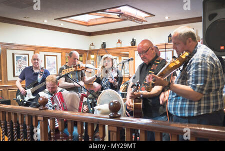 Dh Stromness Folk Festival STROMNESS ORKNEY Scottish Folk Musiker band Spielen von Instrumenten im Pub Musik Schottland