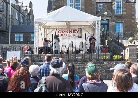 dh Stromness Folk Festival STROMNESS ORKNEY traditionelle Folk-Musiker-Band Outdoor-Musik Street Crowd Menschen schottische Festivals Musiker schottland großbritannien Stockfoto