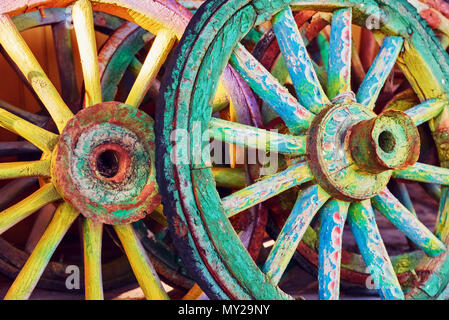 Bunt dekorativ alten hölzernen Räder. Close Up. Stockfoto
