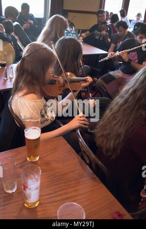 dh Stromness Folk Festival STROMNESS ORKNEY Folk Musiker Geige Spieler Spielen von Instrumenten in öffentlicher Musik Scotland Pub Fiddler Instrument Stockfoto