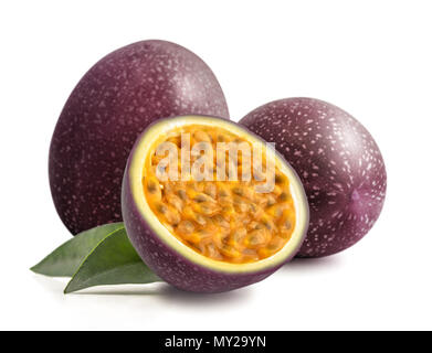 Passionsfrucht Maracuja maraquia ganze Hälfte auf weißem Hintergrund Stockfoto