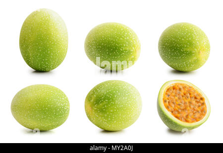 Passionsfrucht oder maraquia ganze Hälfte auf weißem Hintergrund Stockfoto