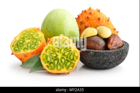 Passionsfrucht mit Salak und kiwano auf weißem Hintergrund Stockfoto