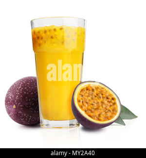 Passionsfrucht mit frischem Saft isoliert auf weißem Hintergrund Nahaufnahme Stockfoto