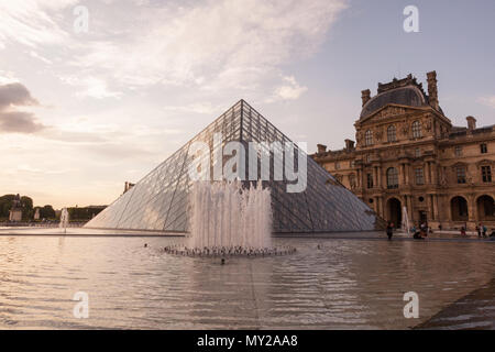 Museum Louvre, Musée du Louvre und der Glaspyramide, Paris, Frankreich, Europa. Stockfoto