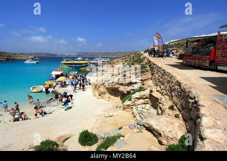 Sommer Blick über die Blaue Lagune, einem der besten Strände in Malta, auf der Insel Comino. Stockfoto