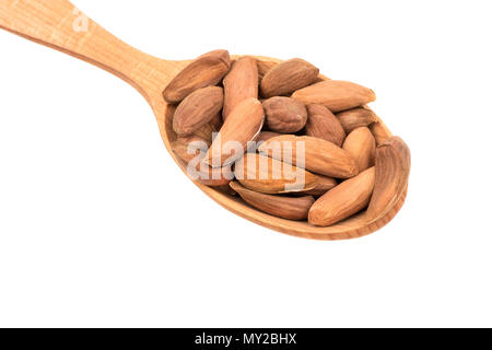 Wild usbekischen Mandeln ohne Schale in hölzernen Löffel auf weißem Hintergrund close-up Stockfoto