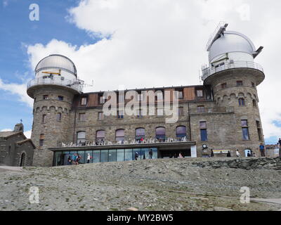 GORNERGRAT, SCHWEIZ EUROPA JULI 2017: Ansicht des Kulm Hotel und Sternwarte auf 3.120 Meter über dem Meeresspiegel mit bewölkt blauer Himmel in warmen und sonnigen Summe Stockfoto