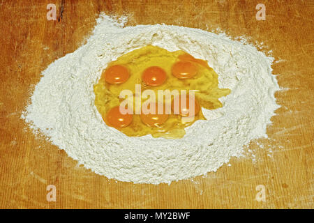 Eier und Mehl für den Teig Stockfoto