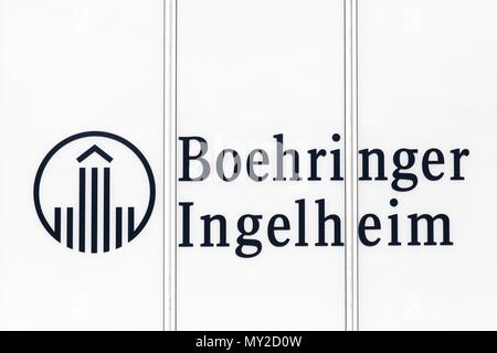 Lyon, Frankreich - 26. Mai 2018: Boehringer Ingelheim Logo auf ein Gebäude. Boehringer Ingelheim zählt weltweit zu den 20 führenden Pharmaunternehmen Stockfoto