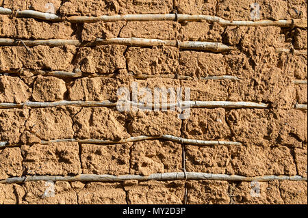 Hintergrund der traditionellen Mud brick wall Architektur überlagert mit natürlichen Holz in Bahia, Brasilien Stockfoto