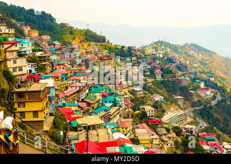 Shimla ist eine von Indiens populärste Hill Resorts, brummt mit einem glücklichen Fluss des Indischen Urlauber und voller Relikte aus seinem früheren Leben. Stockfoto