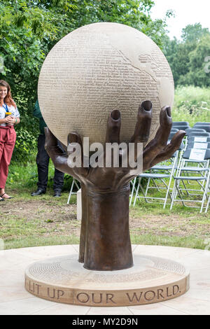 4. Juni 2018 - Mitglieder der Öffentlichkeit melden Sie Anne Sophie Gräfin von Wessex neben Streitkräfte Krankenschwestern und Ärzte bei der Eröffnung der Krankenpflege Memorial, die National Memorial Arboretum in Staffordshire, Großbritannien. Stockfoto