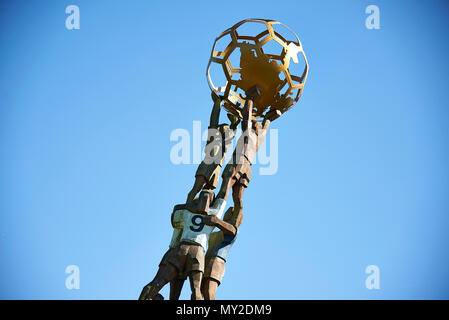 Statue anzeigen Fußball-Spieler heben die Weltmeisterschaft in die Gärten in der FIFA-Zentrale Stockfoto