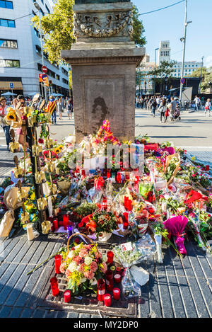 Barcelona, Spanien - 20. September 2017: Kerzen und Blumen in Catalunya von Barcelona Bombardierung trat am 17. August 2017 in Les Rambles wit Stockfoto