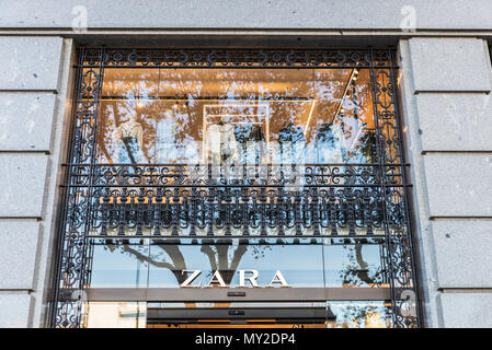 Barcelona, Spanien - 20. September 2017: Zara Shop im Zentrum von Barcelona, Katalonien, Spanien Stockfoto