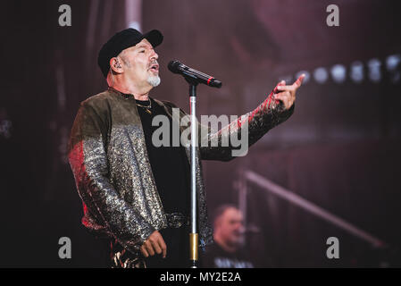 Italien, 2018, 6. Juni: Die Italienische rocker Vasco Rossi, besser bekannt als Vasco oder Il Blasco, live auf der Bühne für seine "Vasco Non Stop Live"-Tour Stockfoto