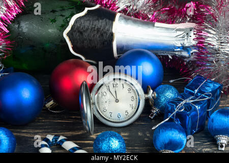 Weihnachtskugeln, Dekorationen, Flasche Champagner und auf Holz- Hintergrund Stockfoto